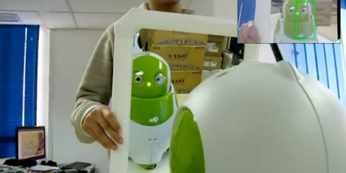 Qbo Robot Figures Out Mirror Trick, Can Now Hit On Other Qbos